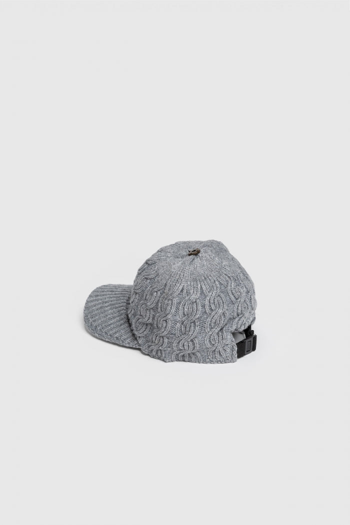 Gorra trenzada Ochos pompon gris