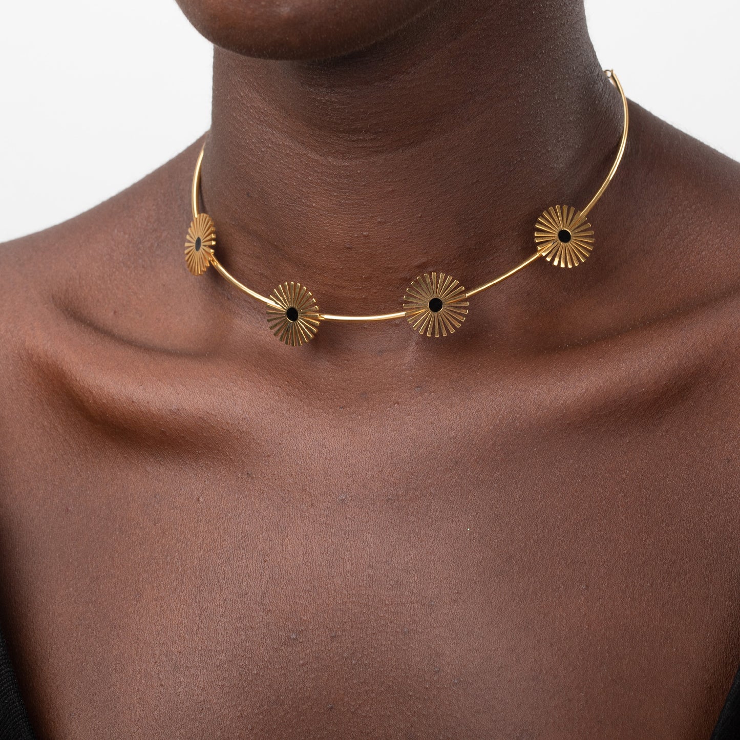 Collar rígido flores negras