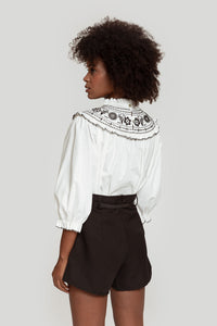 Blusa blanca cuello bordado