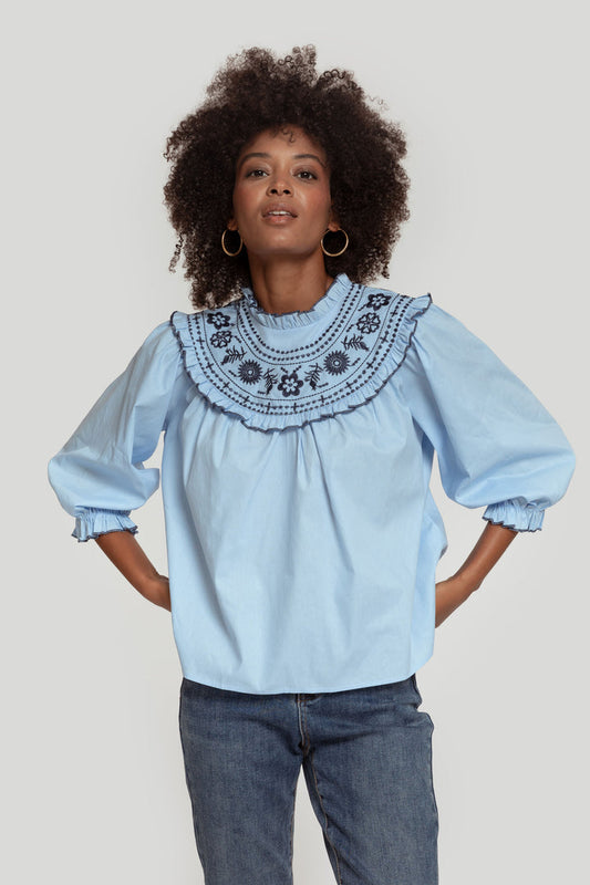 Blusa azul cuello bordado