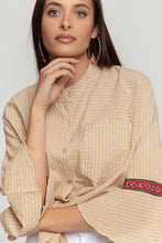 Cargar imagen en el visor de la galería, Blusa acampanada beige
