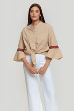 Cargar imagen en el visor de la galería, Blusa acampanada beige
