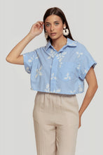 Cargar imagen en el visor de la galería, Camisa crop azul bordado
