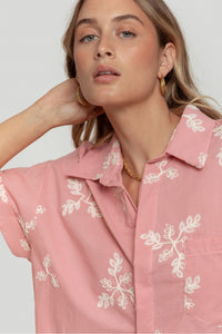 Camisa crop rosa bordado