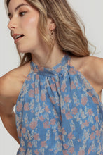 Cargar imagen en el visor de la galería, Top estampado cuello halter azul
